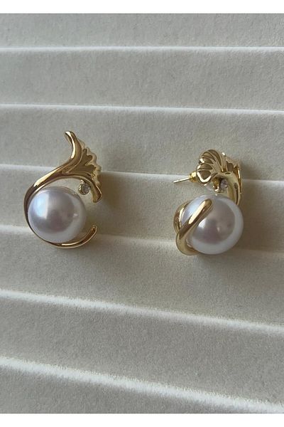 Goche Gold Earrings with Large Pearl Wrap - Luxurious and Elegant Design