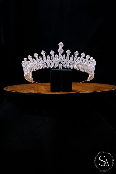 SimgeAksesuar Fashionable and Elegant Bridal Crown with Crystal Stones Made with Zircon Stones