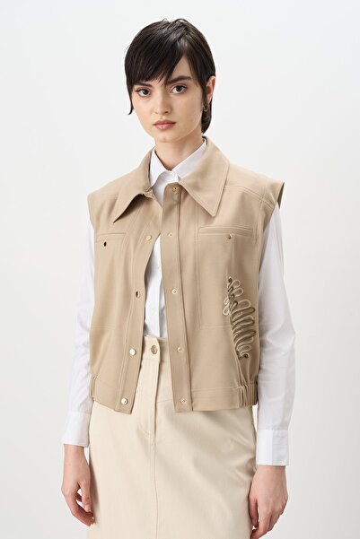 Nihan Poly scurt cu broderie și detalii de accesorii. Vestă din viscoză bej