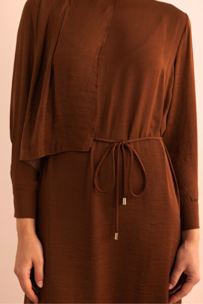 Aker Üst Kısmı Volan Parça Hareketli Dökümlü Elbise