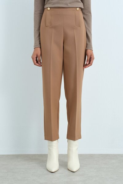 Nihan Düğme Detaylı Pensli Pantolon Camel