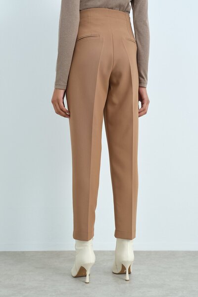 Nihan Düğme Detaylı Pensli Pantolon Camel