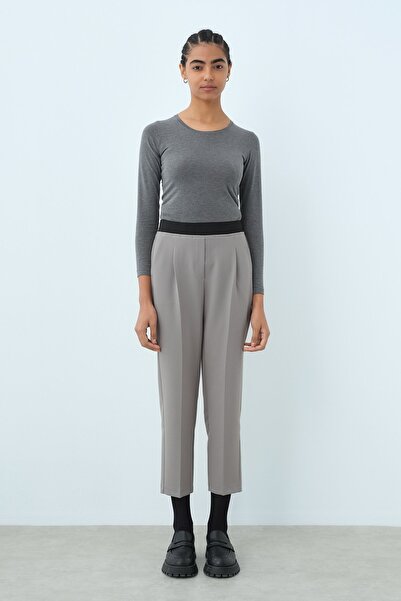 Nihan Beli Lastikli Pili Detaylı Havuç Pantolon Gri