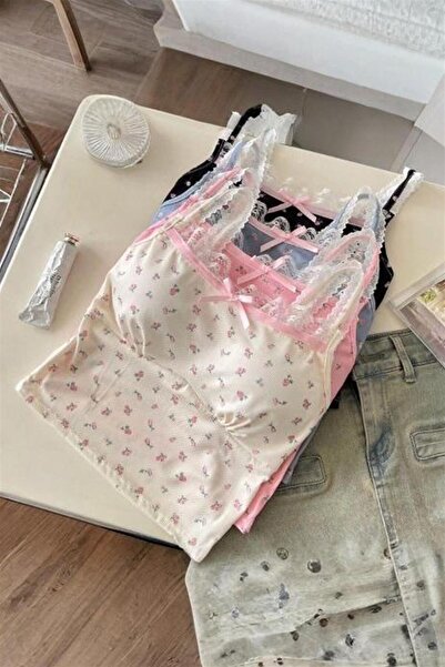 Karakedi Beyaz Çiçek Desenli Gloplu Dantel Detaylı Y2K Askılı Crop