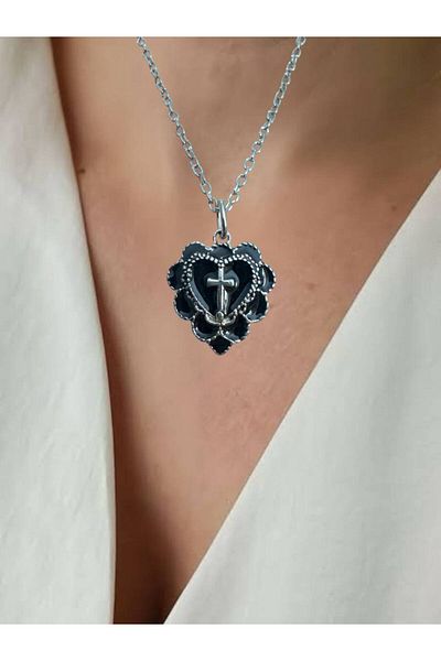 Herşey Nota Gothic Cross Black Heart Unisex Necklace – the Power of the Cross and the Darkness of the Heart