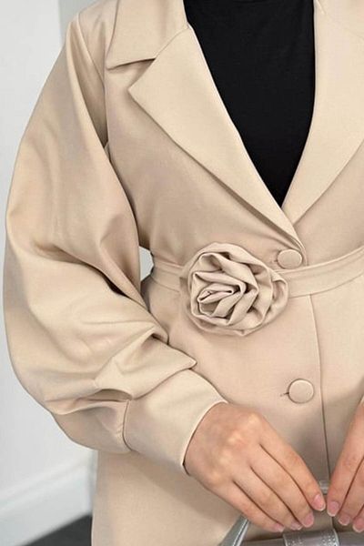 Tesettür Diyarı Women's Crepe Fabric Belt Rose Detailed Trouser Suit - Beige