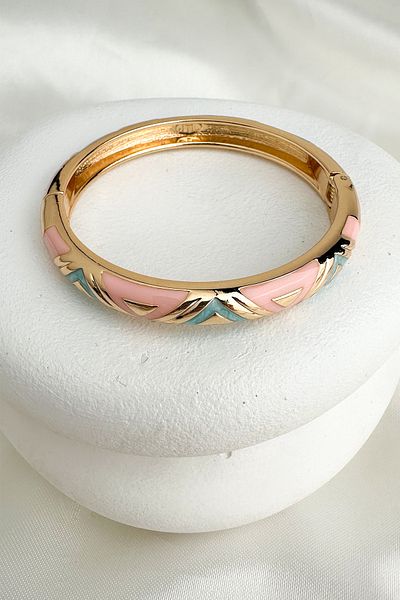 Modex Special Series Enameled Triangle Detail Handcuff Bracelet (Diameter: 6cm)