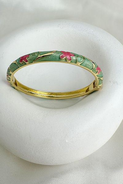 Modex Special Series Enameled Flower Gold Contour Details Handcuff Bracelet (Diameter: 6cm)