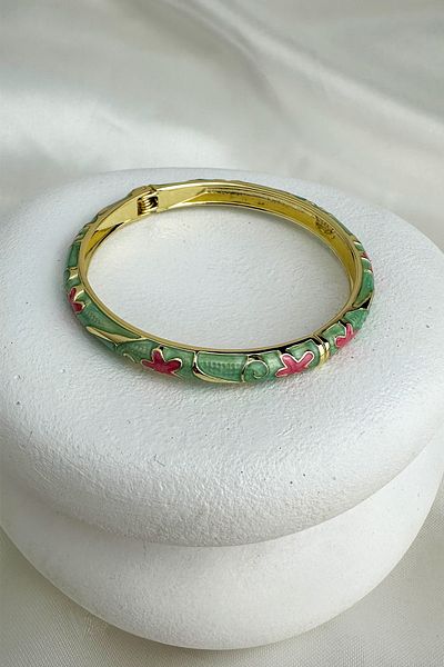 Modex Special Series Enameled Flower Gold Contour Details Handcuff Bracelet (Diameter: 6cm)