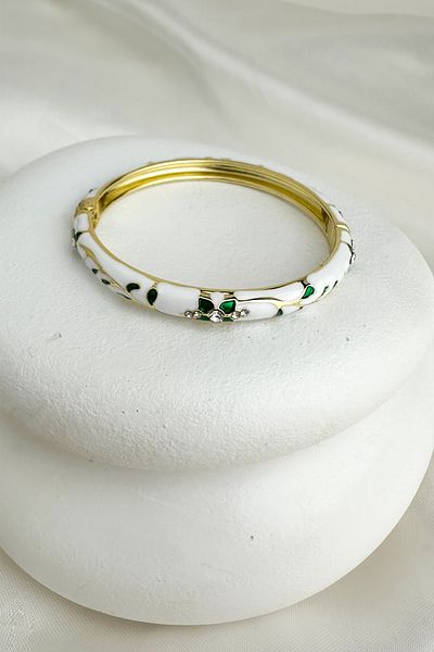Modex Special Series Enamel Stone Clover Detail Handcuff Bracelet (Diameter: 6cm)