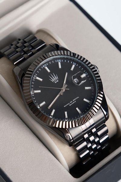 WATCHOFROYAL Crest Line Black Wrist Watch