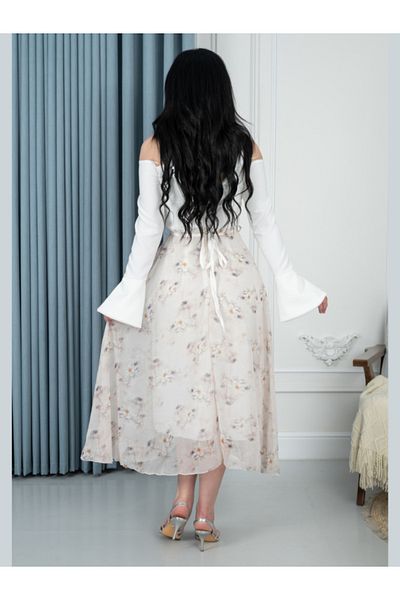 Nice Model Elegant Off-Shoulder Floral Maxi Dress with Bell Sleeves - Women's Formal Party Outfit