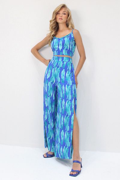 Trend Alaçatı Stili Set de bluză crop din viscoză țesută cu curea reglabilă albastră și pantaloni cu fante pentru femei ALC-X14217