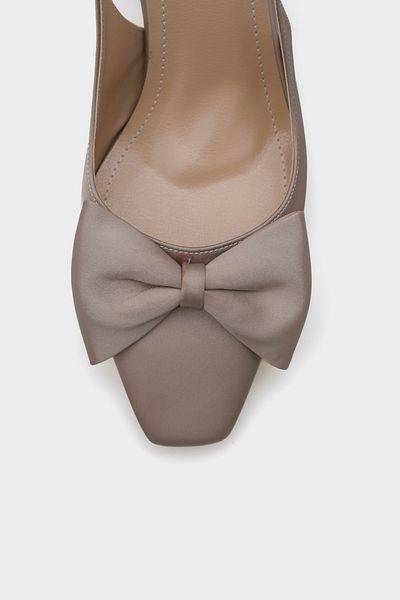 Capone Outfitters Дамски сатенени обувки Pam Blunt с остър връх и панделка, отворен гръб