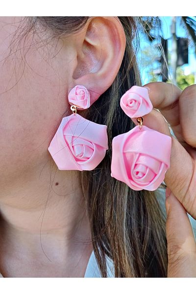 mos&more 1 Pair of Stylish Gold Tone Heart & Pink Rose Dangle Earrings