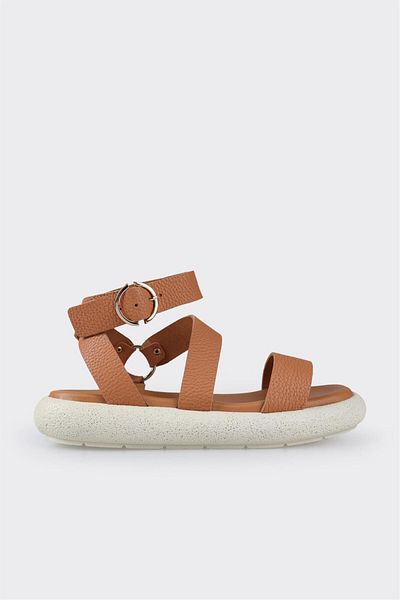 Elle Shoes صنادل رياضية للنساء من الجلد البني