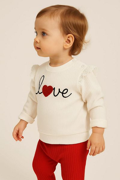 dinamik çocuk Baby Girl/Child Love Heart Embroidered Shoulder Set - 2-Piece Top and Bottom Seasonal (Monthly 3-6-9-12)