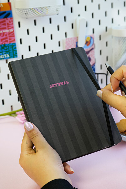 Victoria's Journals مجموعة مكونة من دفتر ملاحظات مسطر بغطاء صلب مقاس A5 وقلم حبر جاف بجسم معدني.