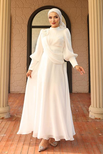 Olcay Ausgestelltes Yorgo-Seiden-Hijab-Abendkleid mit Broschendetail WEISS 1242