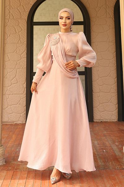 Olcay Ausgestelltes Yorgo-Seiden-Abendkleid mit Hijab und Broschendetail PUDRA 1242