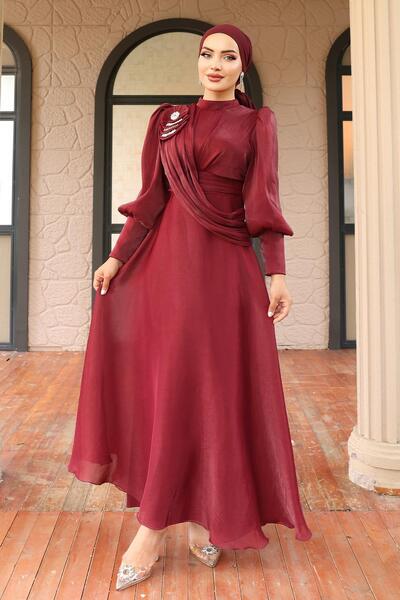Olcay Ausgestelltes Yorgo-Seiden-Abendkleid mit Hijab und Broschendetail, Burgunderrot 1242