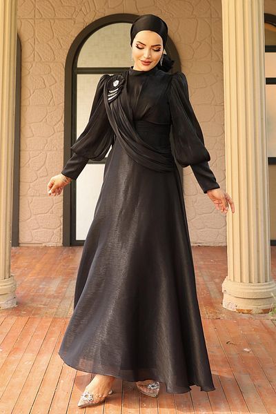 Olcay Ausgestelltes Yorgo-Seiden-Abendkleid mit Hijab und Broschendetail SCHWARZ 1242