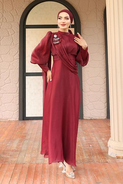 Olcay Ausgestelltes Yorgo-Seiden-Abendkleid mit Hijab und Broschendetail, Burgunderrot 1242