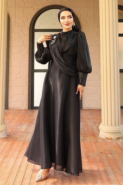 Olcay Ausgestelltes Yorgo-Seiden-Abendkleid mit Hijab und Broschendetail SCHWARZ 1242