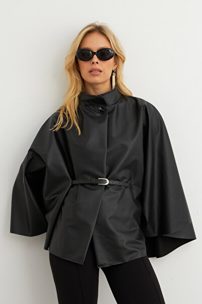 Cool & Sexy Dámské černé pončo z umělé kůže s páskem Ela3084-90