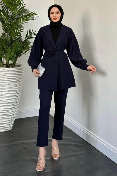 Tesettür Diyarı Women's Crepe Fabric Belted Rose Detailed Trouser Suit - Navy Blue