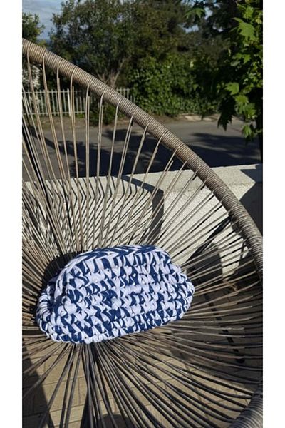 Qielle Scholarship Closure Blue White Hand Knitted Clutch