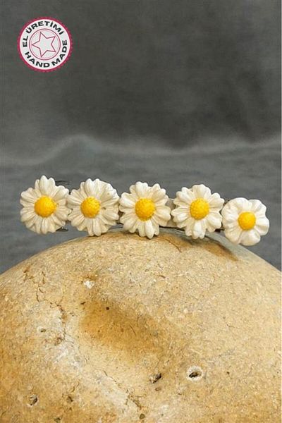 Uretti - Hülya 6683 4763 Agraf de păr realizată manual din argilă polimerică cu design de flori de margaretă albă / 8 cm