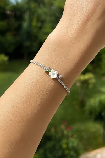 "Adjustable Women's Bracelet with Silver Daisy & Green Zircon Detail"