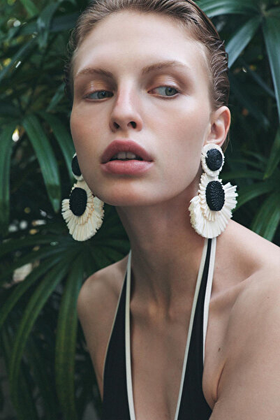 Yokho Zra Brand Model 🖤 🌿   Noir Soleil Textured Oversize Earrings 🤍 ✨