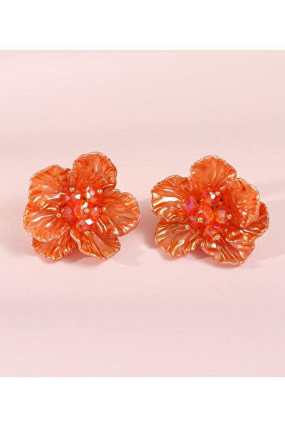 MODAELMAS1 قم بتكملة أناقتك مع أقراط لامعة مزينة بتفاصيل زهرية رائعة