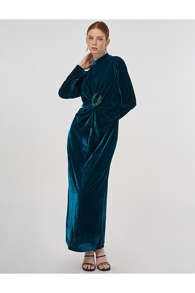 Kayra Βελούδινο φόρεμα με λεπτομέρεια αξεσουάρ Emerald