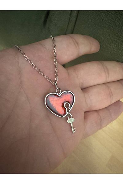 Herşey Nota Unisex Necklace with Red Heart Key Figure – 60 cm Chain, Symbol of Love and Mystery