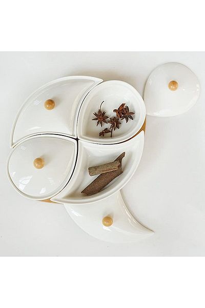 Generica 4 separate ceramic plates with lids and wooden base