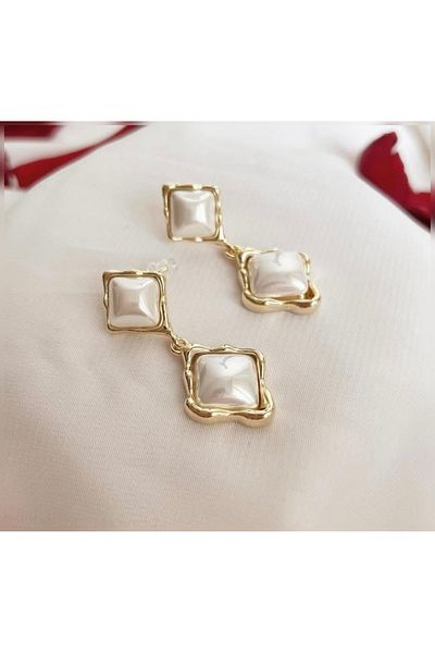 Çelik Pearlescent Triangle Dangle Earrings