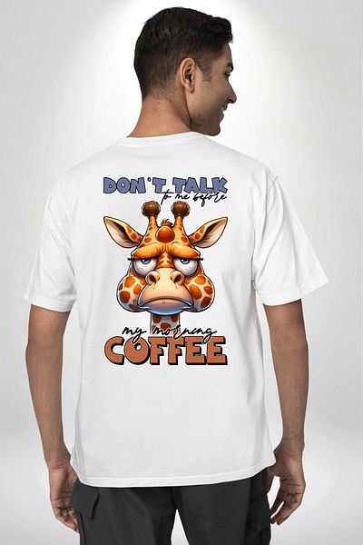 Angemiel تي شيرت Giraffe Coffee Love Don't Talk Before Coffee أبيض كبير الحجم للنساء والرجال مطبوع من الأمام والخلف