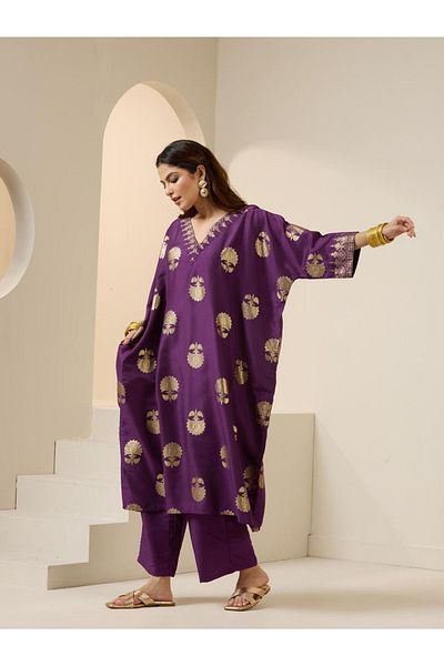 Ishin By Styli Printed V-Neck Kurta with Trousers Set