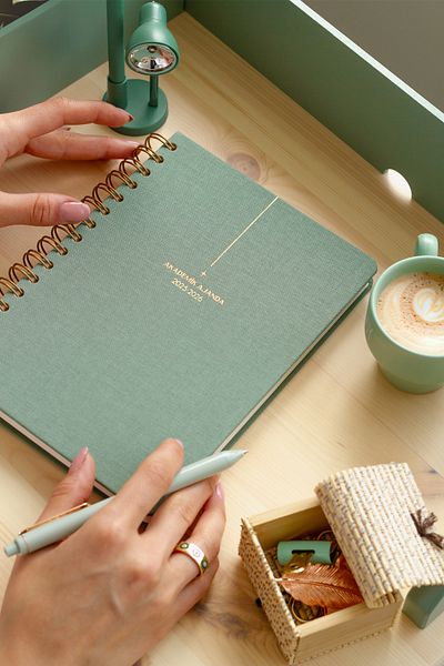 Matt Notebook 2025-2026 Α5 Λινό Ακαδημαϊκό Ατζέντα Σπιράλ 15x21 cm - 17 Μηνιαίο Πράσινο
