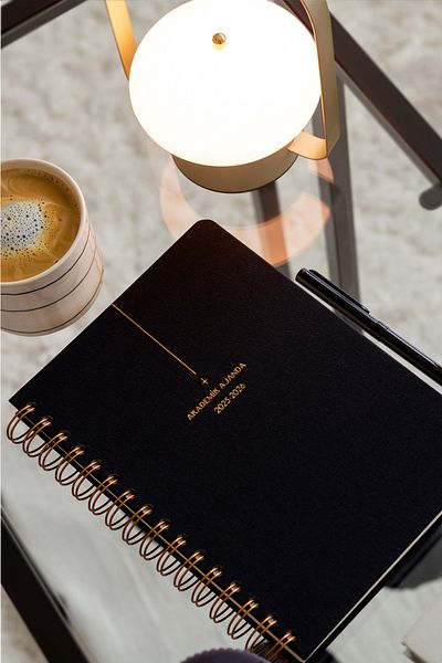 Matt Notebook Академичен дневен ред А5, ленен, спирала, 15x21 см - 17 месеца, черен