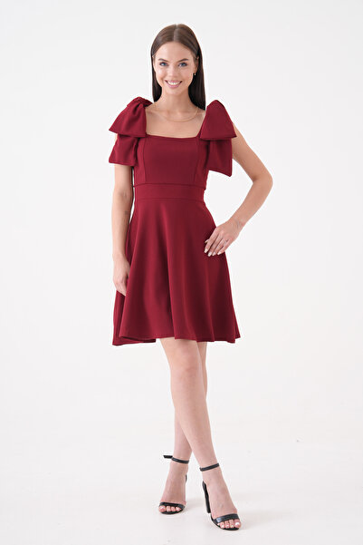 4S1B FASHION Μίνι βραδινό φόρεμα με τετράγωνο γιακά με μπορντό κρεπ ύφασμα με λουράκι φιόγκου 2030