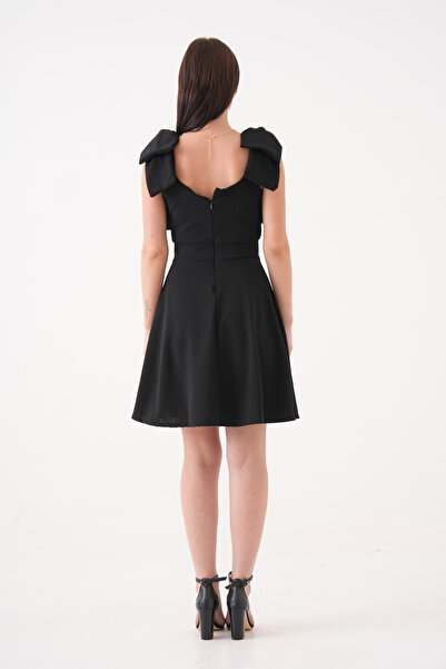 4S1B FASHION Μίνι βραδινό φόρεμα με τετράγωνο γιακά με μαύρο κρεπ ύφασμα με λουράκι φιόγκου 2030