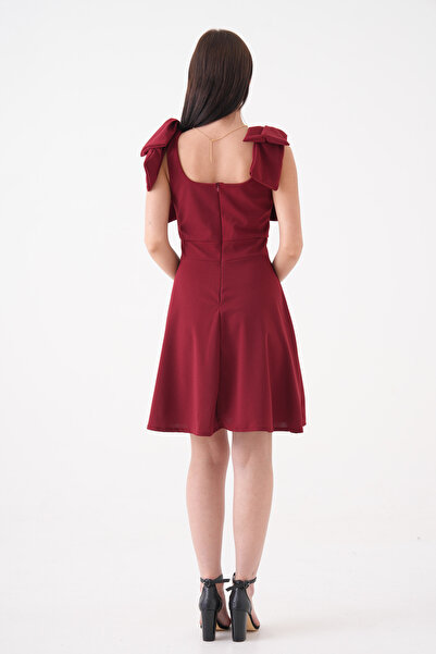 4S1B FASHION Μίνι βραδινό φόρεμα με τετράγωνο γιακά με μπορντό κρεπ ύφασμα με λουράκι φιόγκου 2030