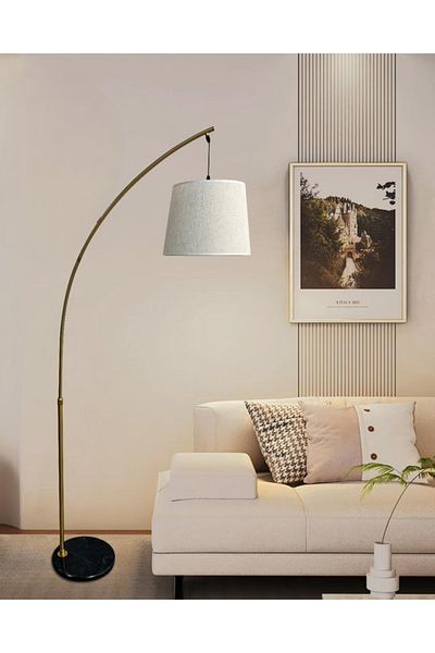 DEC14 Floor lamp with an elegant and modern design, golden color