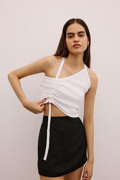 Rue Studio Λευκή μπλούζα Stretch με μεταλλικό λουράκι με αγκράφα