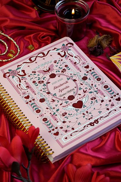 Victoria's Journals Ακαδημαϊκό Ατζέντα-2025–2026 |   17x23 εκ. |   Μεταλλικό σπιράλ |   Με σελιδοδείκτη |   Premium σκληρό εξώφυλλο |   Χειροποίητο