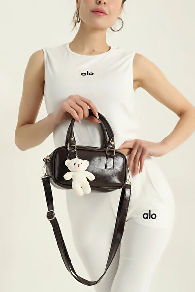 themoiss حقيبة يد وكتف نسائية مع إكسسوارات تيدي بير ذات ملمس مجعد